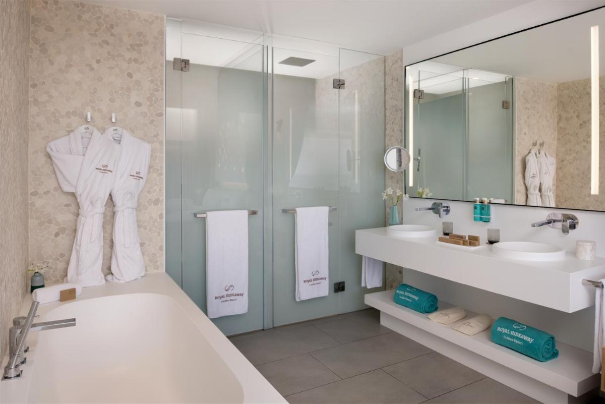 Un baño de Royal Hideaway Corales Suites