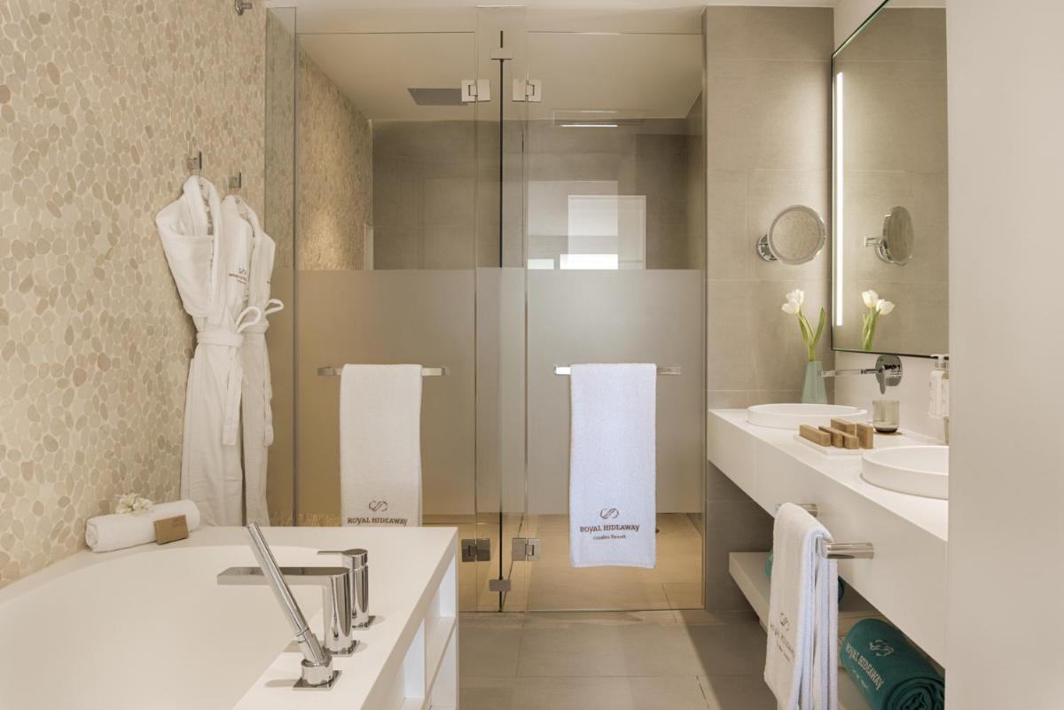 Un baño de Royal Hideaway Corales Suites