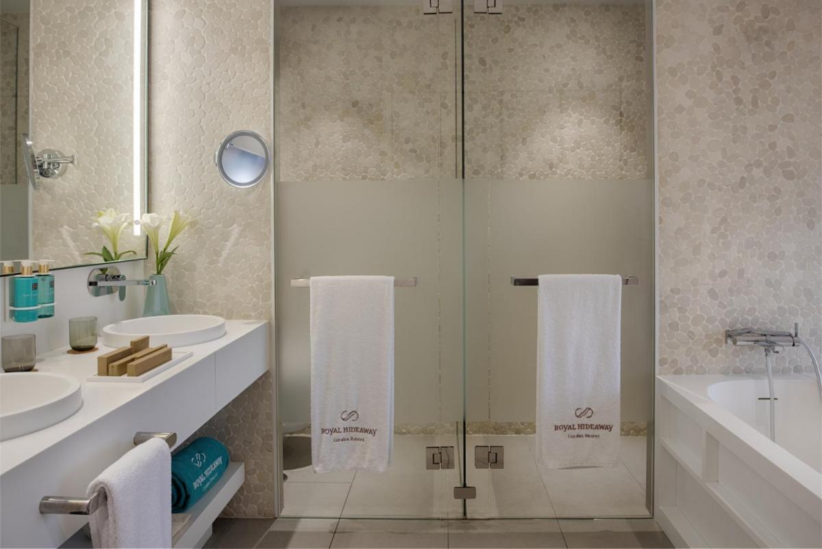 Un baño de Royal Hideaway Corales Suites