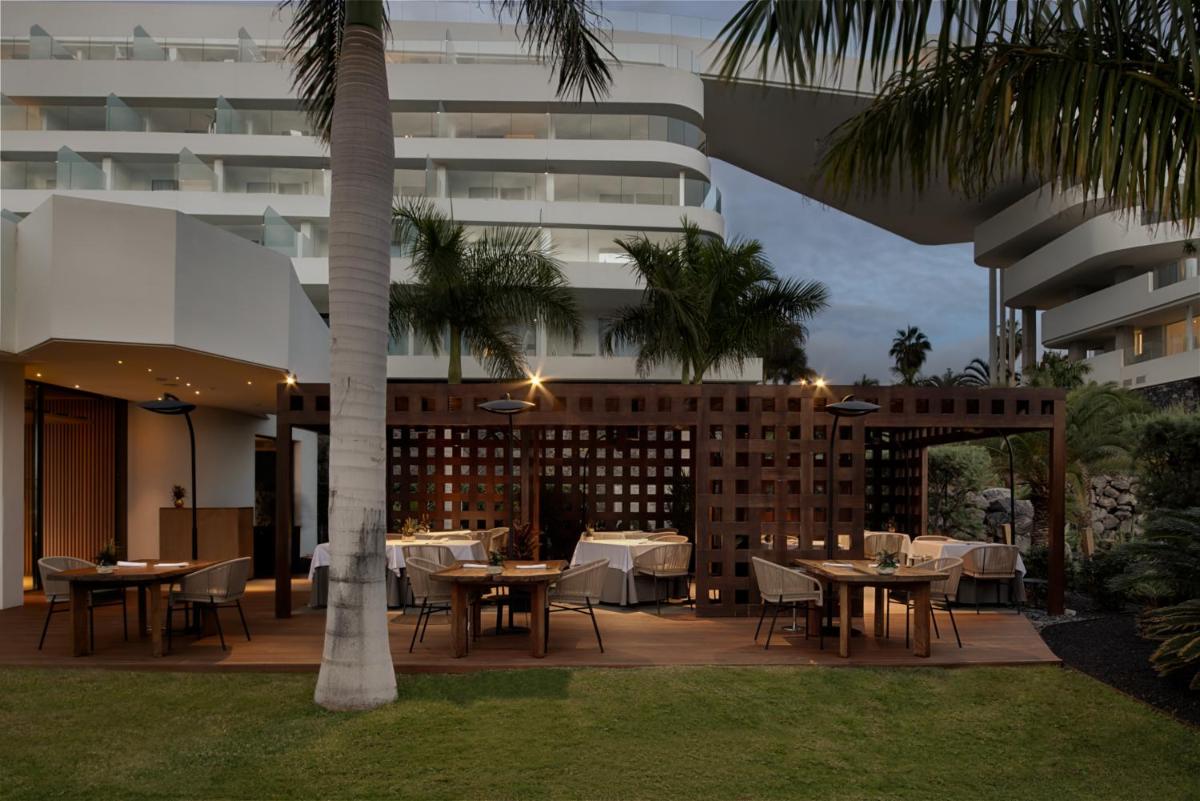 Un restaurante o sitio para comer en Royal Hideaway Corales Suites