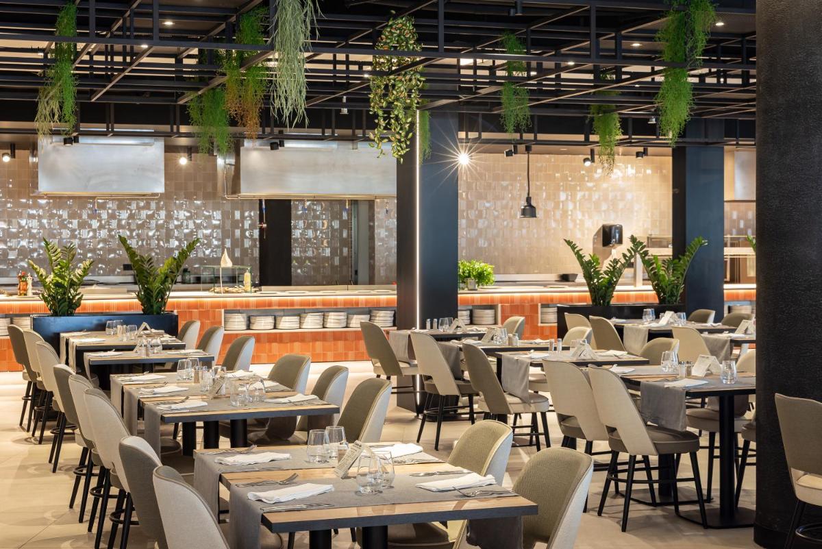 Un restaurante o sitio para comer en Golden Bahía de Tossa & Spa 4* Sup.