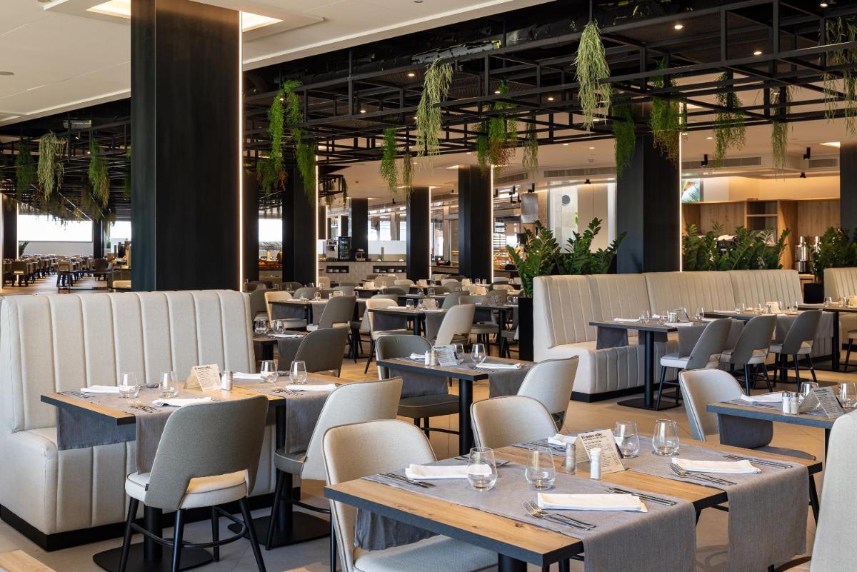 Un restaurante o sitio para comer en Golden Bahía de Tossa & Spa 4* Sup.