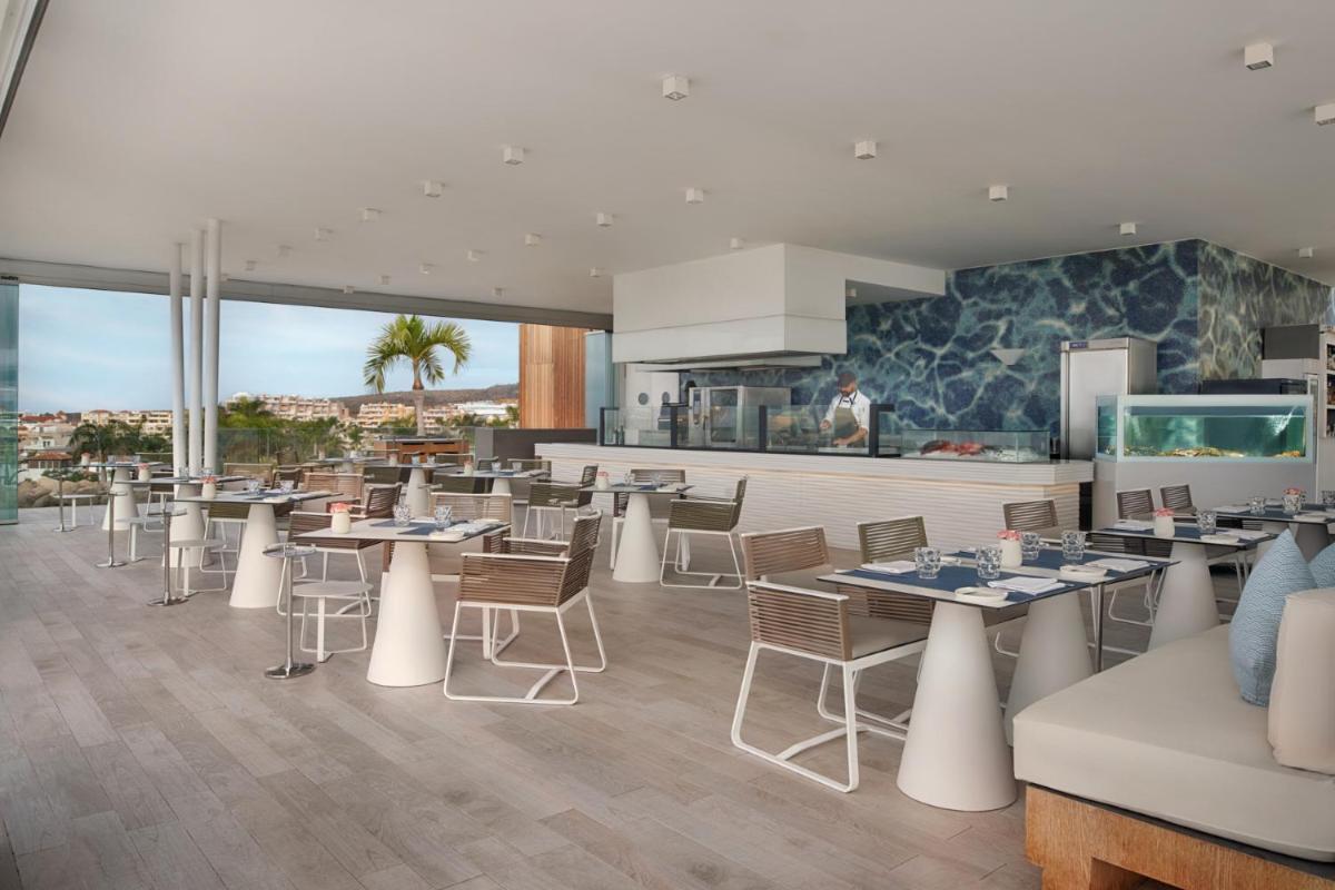 Un restaurante o sitio para comer en Royal Hideaway Corales Beach - Adults Only