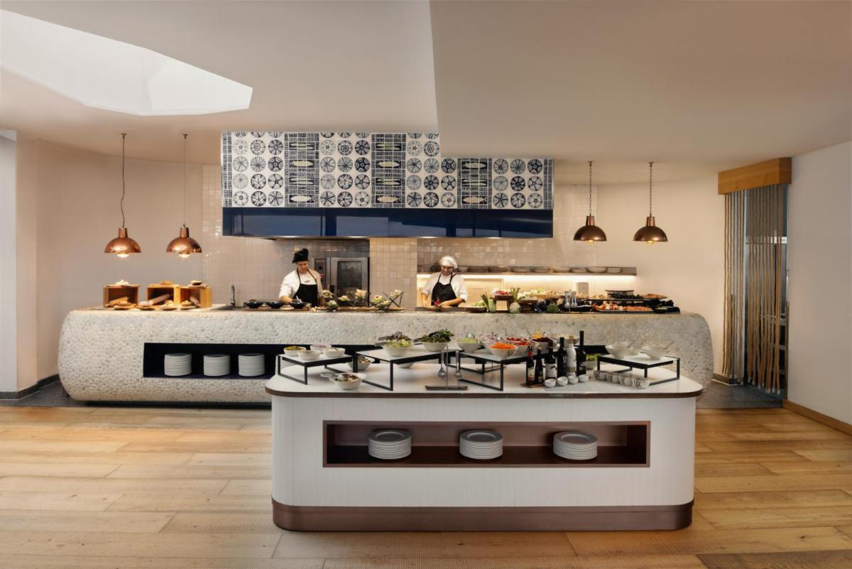Una cocina o zona de cocina en Royal Hideaway Corales Beach - Adults Only