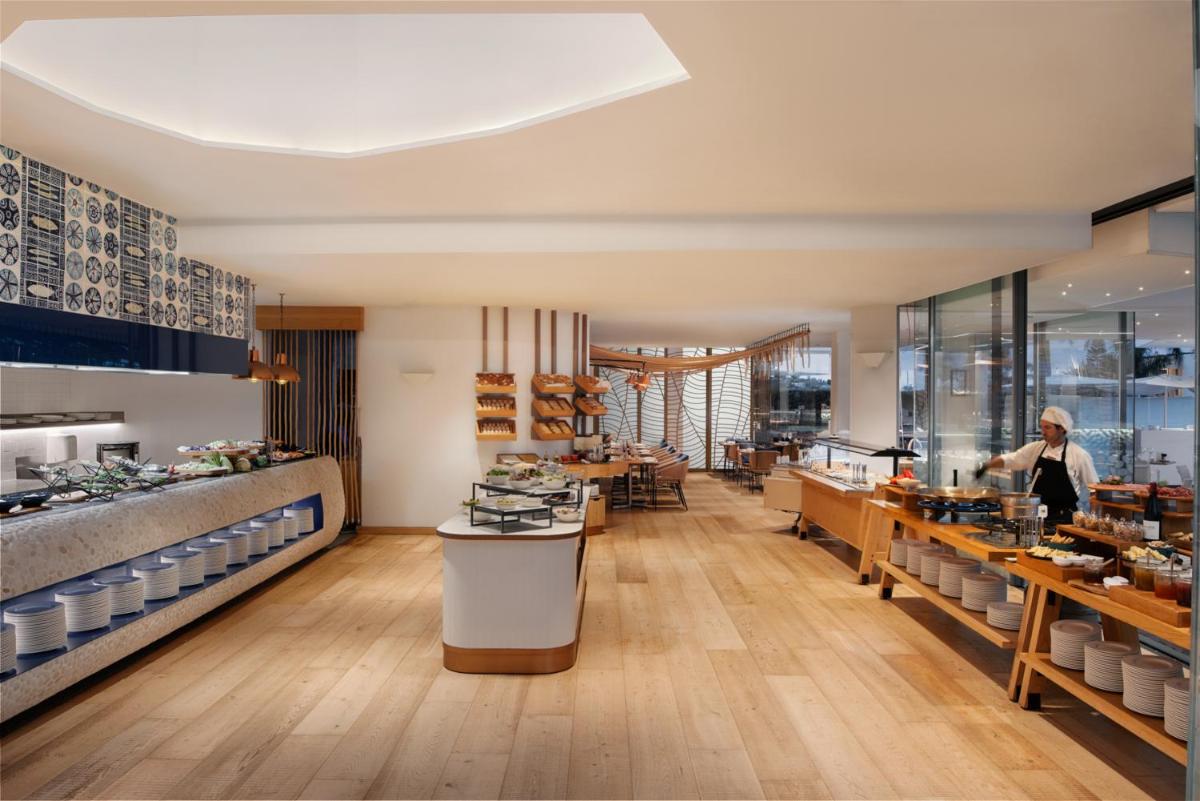 Una cocina o zona de cocina en Royal Hideaway Corales Beach - Adults Only