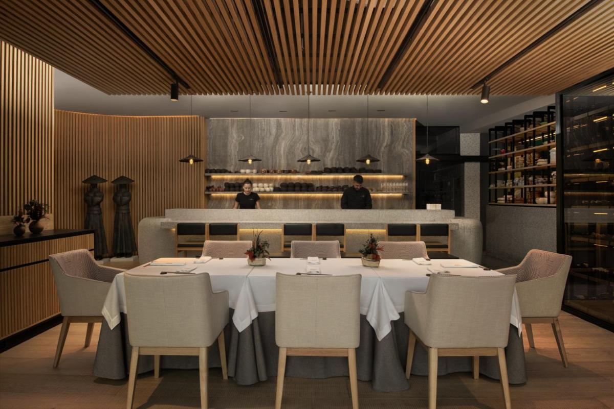 Un restaurante o sitio para comer en Royal Hideaway Corales Beach - Adults Only