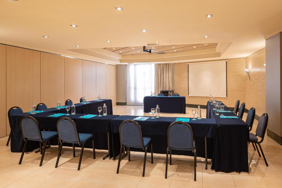 Zona business o sala de conferencias en Golden Bahía de Tossa & Spa 4* Sup.