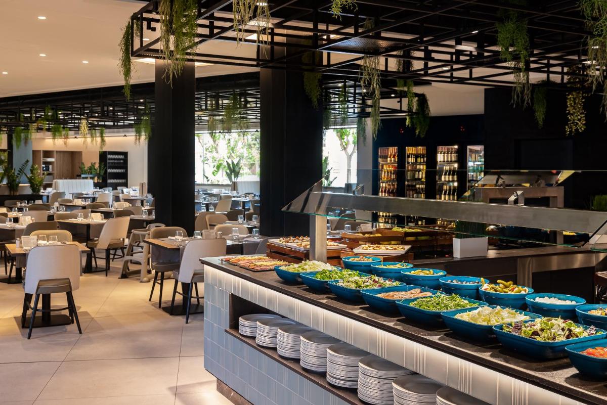 Comida en o cerca de este hotel