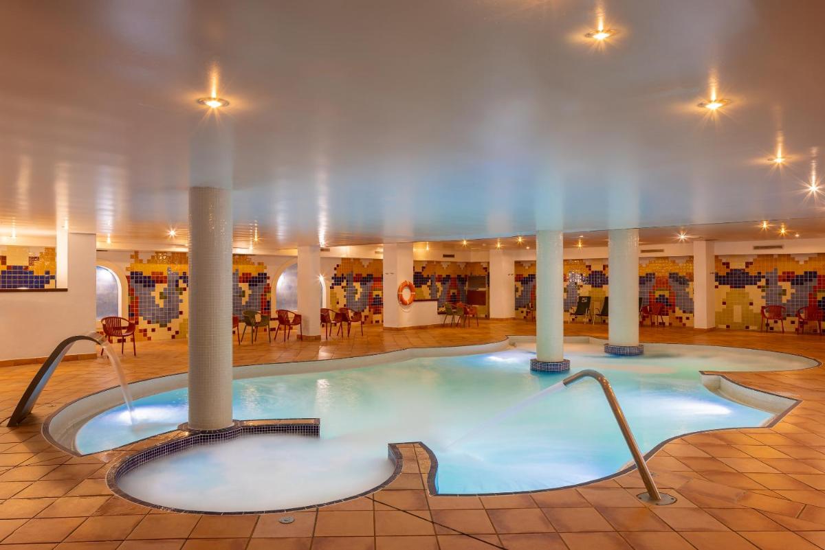 una gran piscina en una habitación grande en Golden Bahía de Tossa & Spa 4* Sup., en Tossa de Mar 47 fotos más