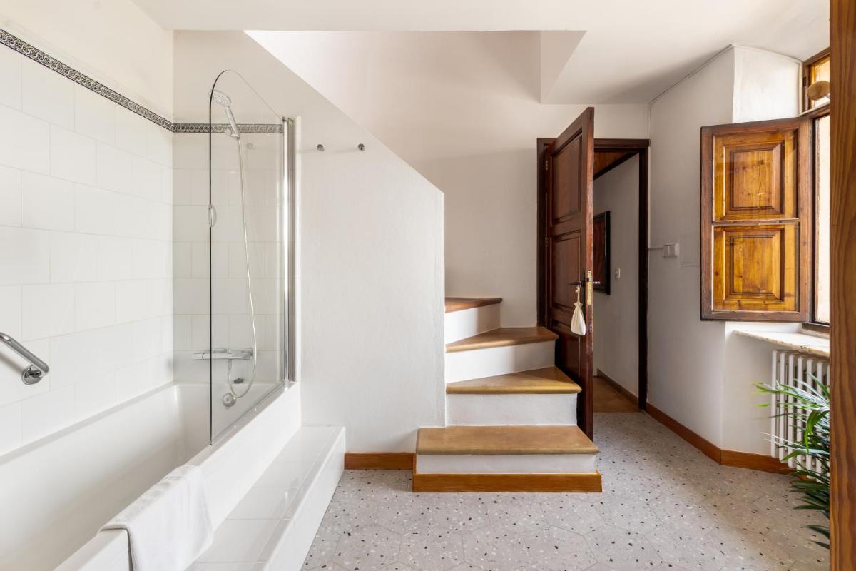 Un baño de Hotel Can Roses