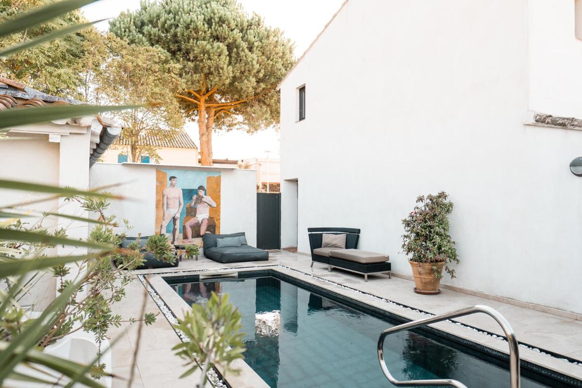 Piscine de l'établissement Oustau Camarguen Hôtel & Spa ou située à proximité