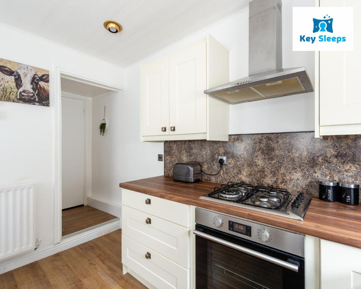 NEW Four Bedroom House By Keysleeps Short Lets Workington Contractor Leisure Beach Location Lake District - Housity