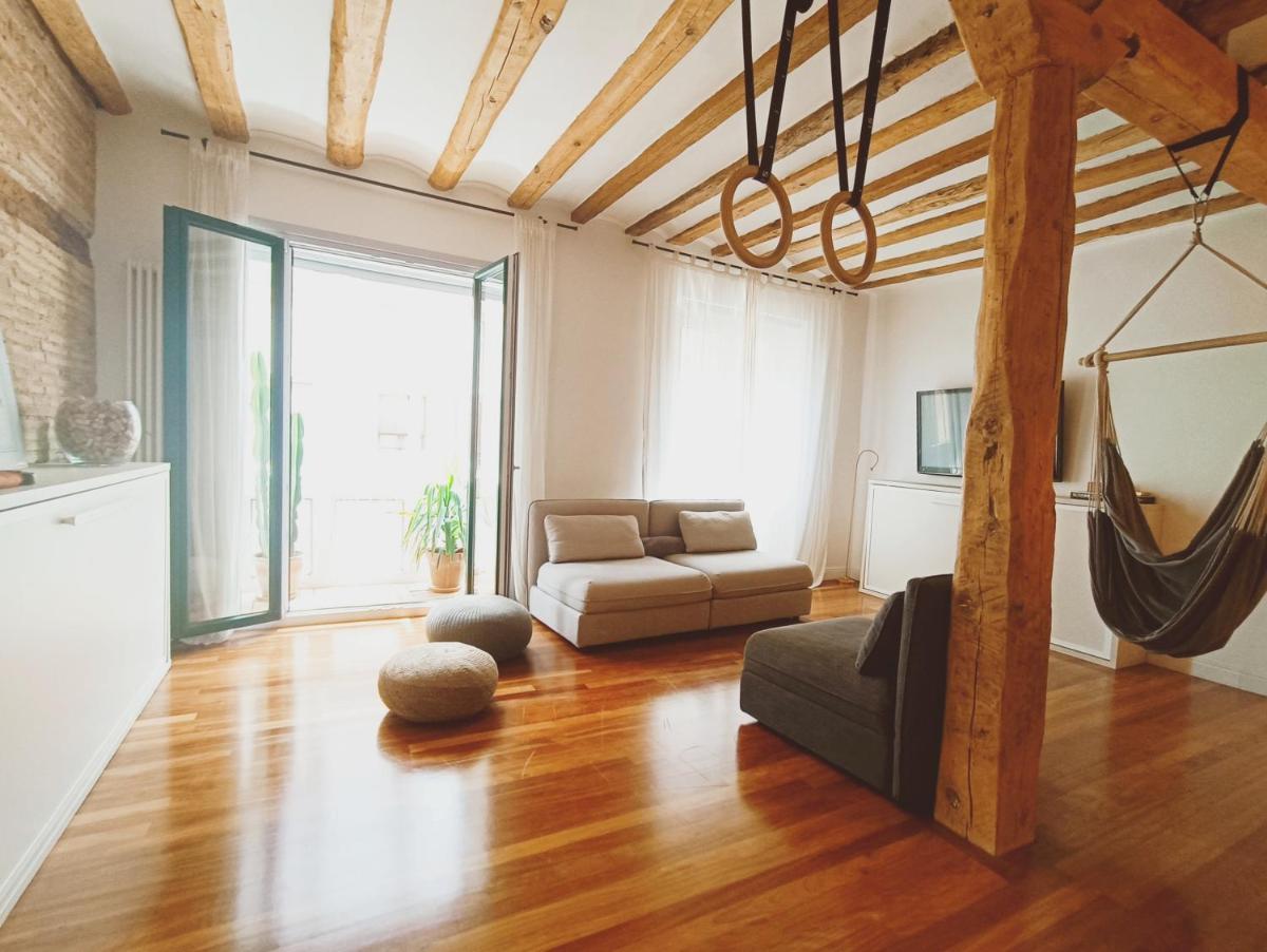 Lux Wood Loft with Air Con & Lift - Housity