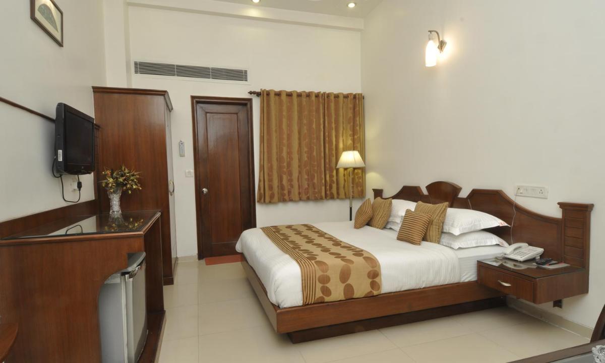 Trimrooms Shipra @ New Delhi Railway Station - Housity