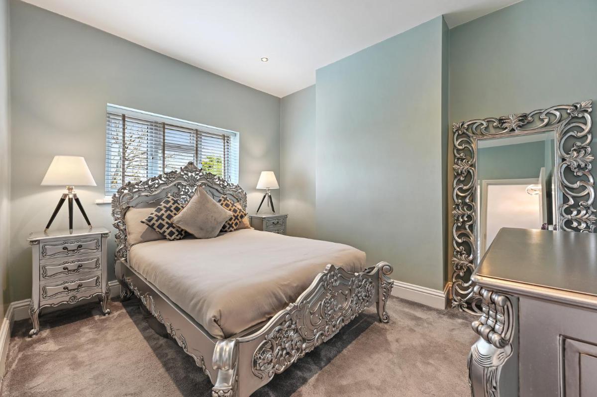 Wembley Luxury Residence- Opulence House - Housity