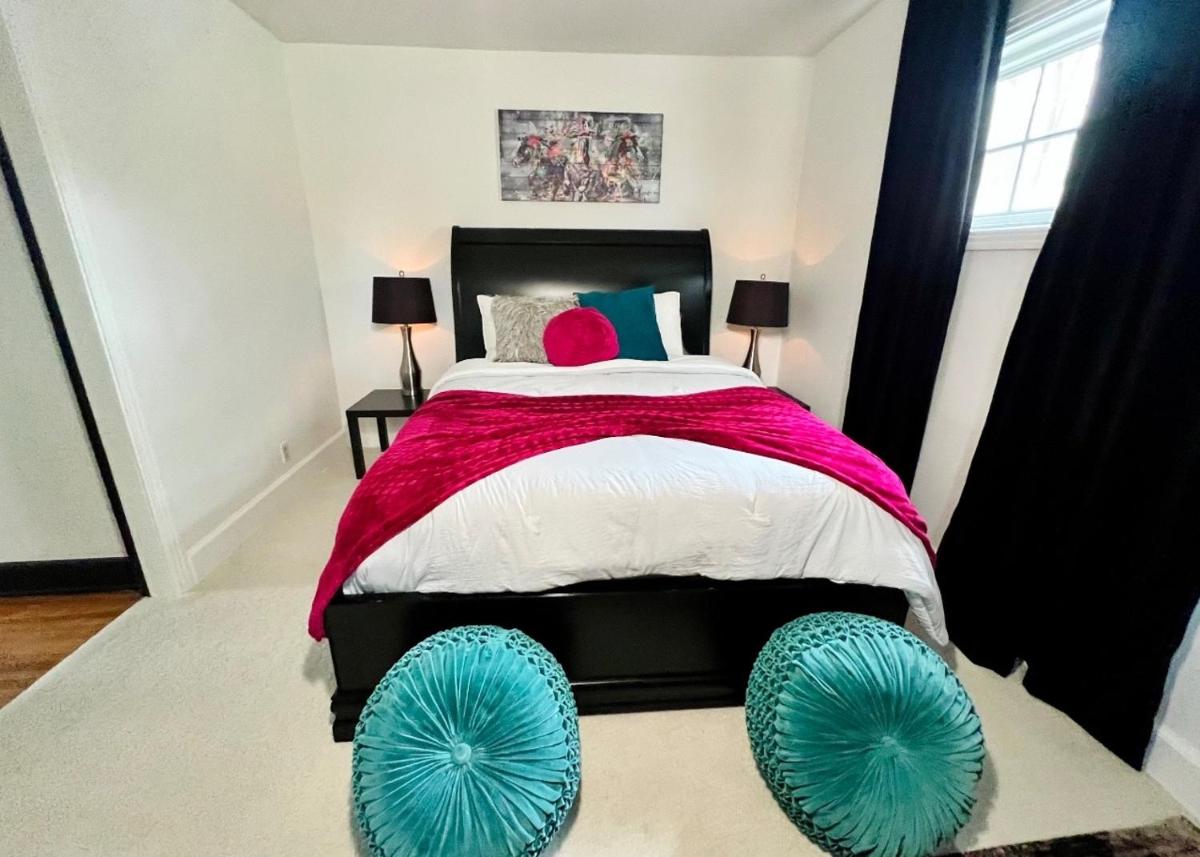 Triple Crown Townhome - Short walk to Oaklawn! - Housity