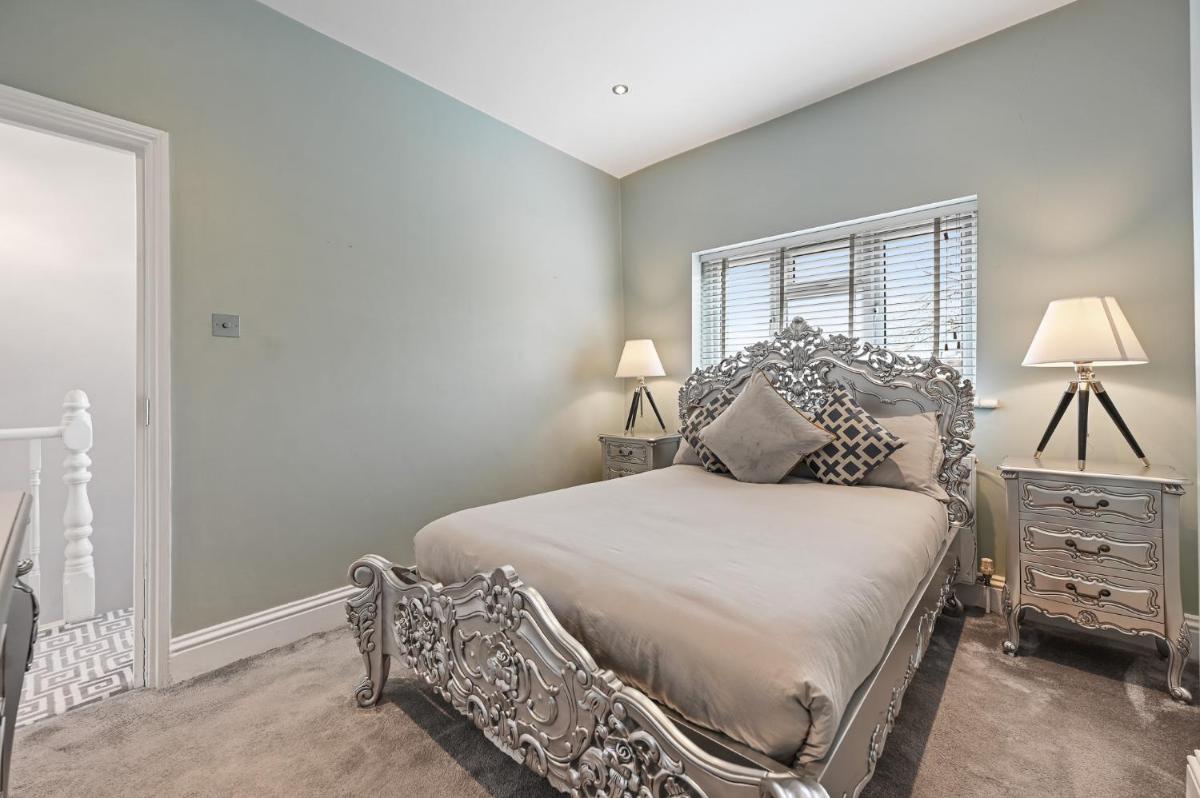 Wembley Luxury Residence- Opulence House - Housity