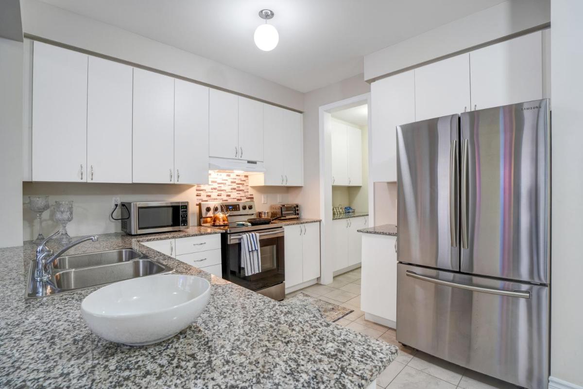 New 3-story townhouse Wonderland/Downtown Train - Housity