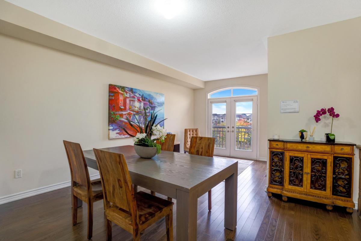 New 3-story townhouse Wonderland/Downtown Train - Housity
