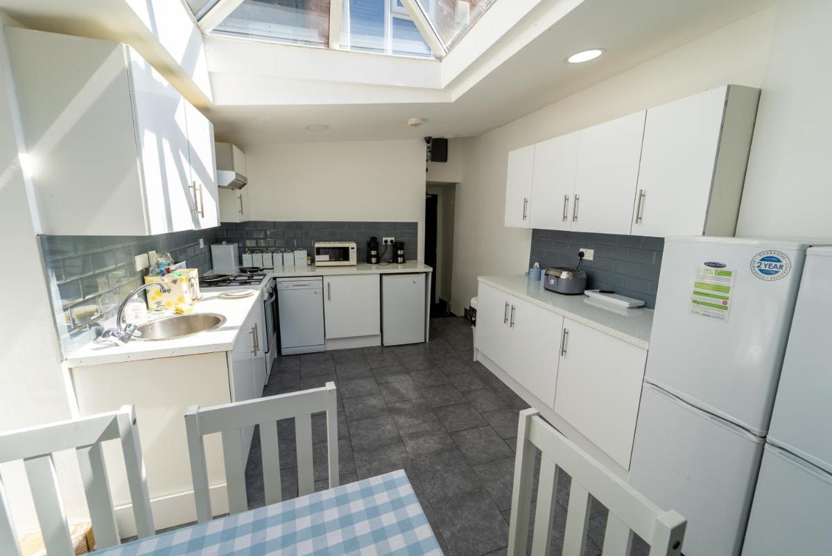 STAY SA Spacious studios next to UOB and 10min to the City! - Housity
