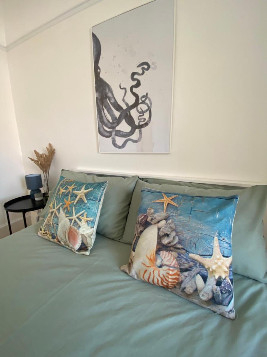 Suitetrails - Entire 2 bed property, 1 road back from the sea