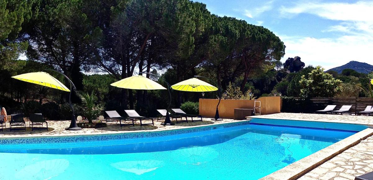 Piscine de l'établissement Auberge Val Moureze Hôtel & Spa ou située à proximité