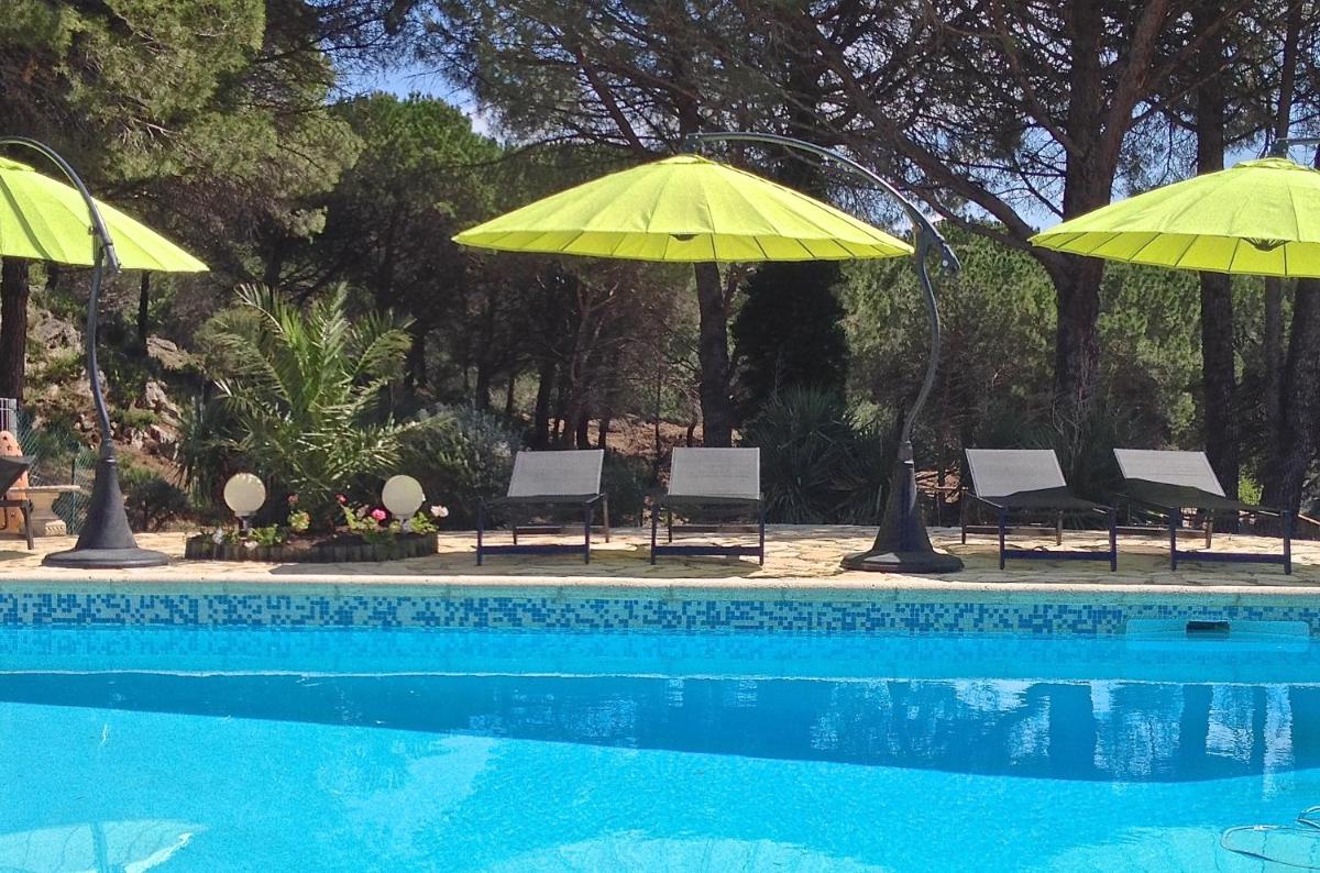 Piscine de l'établissement Auberge Val Moureze Hôtel & Spa ou située à proximité