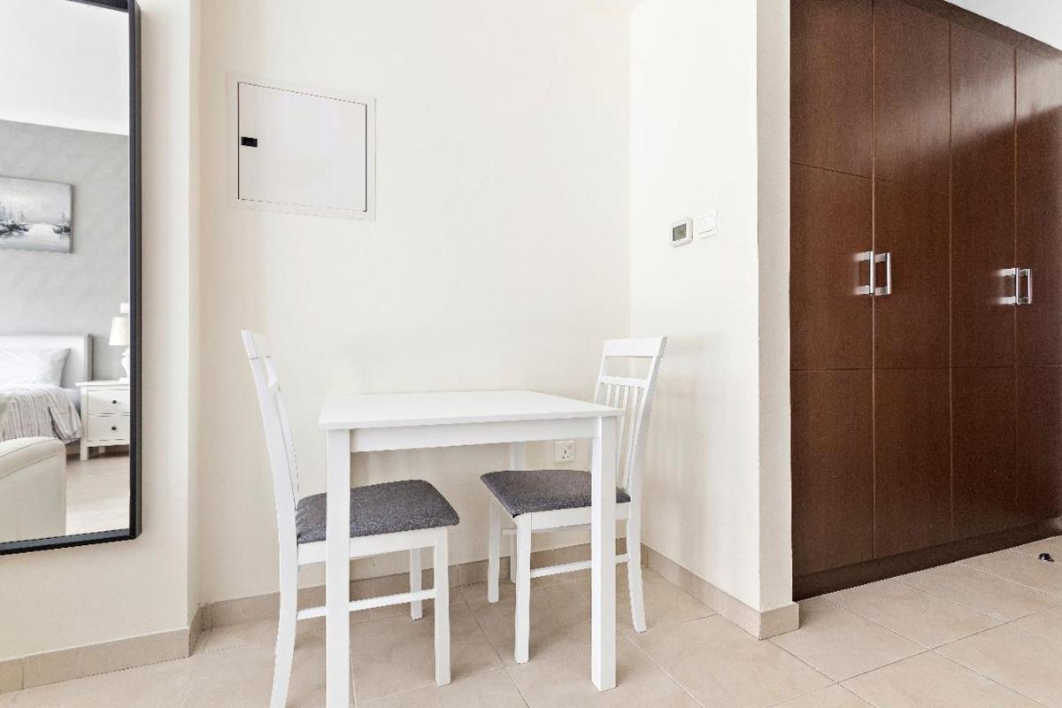 ALiving Modern Studio in Heart of Downtown Dubai at Burj Al Nujoom-110 - Hizvo