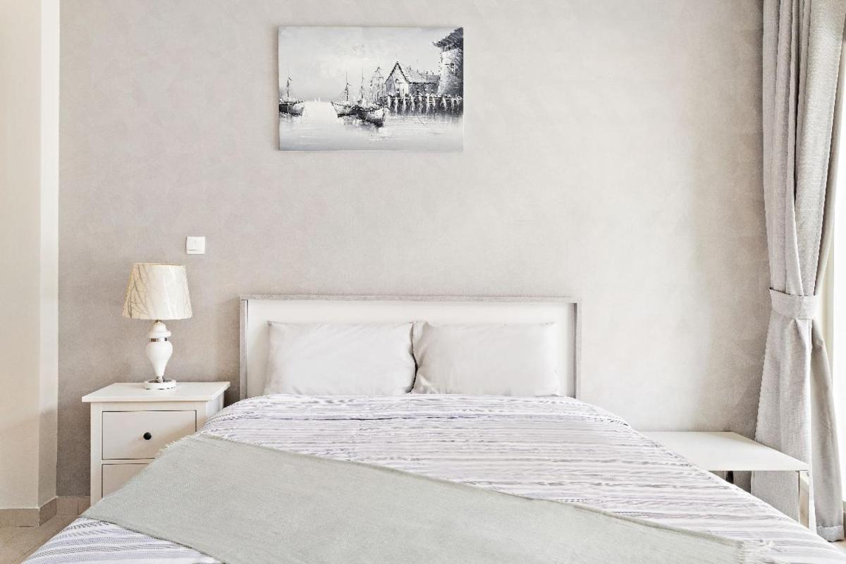 ALiving Modern Studio in Heart of Downtown Dubai at Burj Al Nujoom-110 - Housity