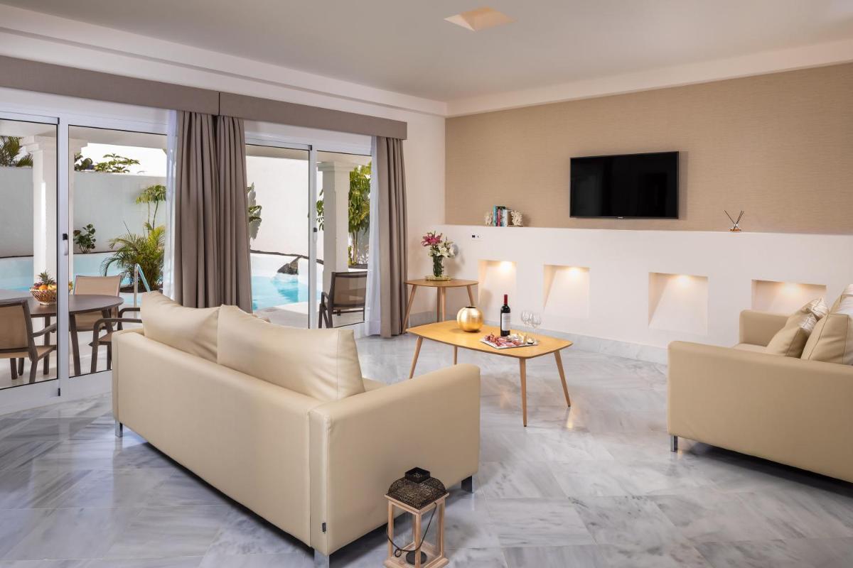 Una televisión o centro de entretenimiento en Bahiazul Resort Fuerteventura