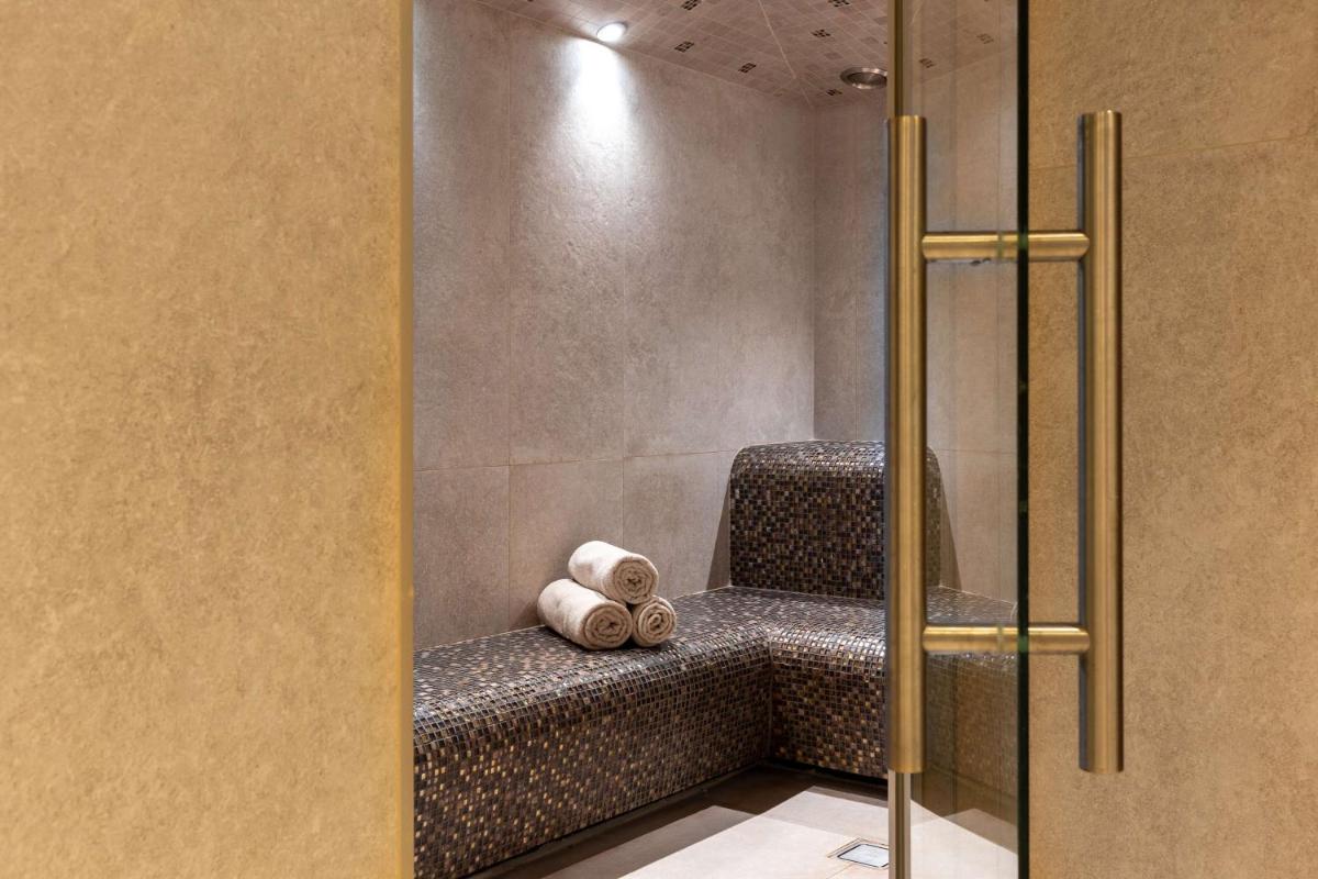 un siège de douche avec deux ours en peluche dans l'établissement Best Western Hotel & SPA Coeur De Cassis, à Cassis 77 autres photos