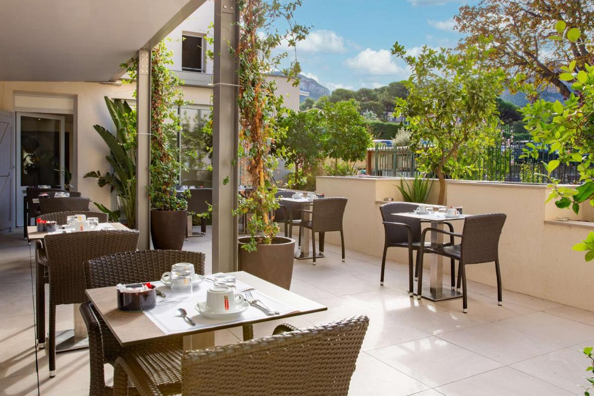 Balcon ou terrasse dans l'établissement Best Western Hotel & SPA Coeur De Cassis