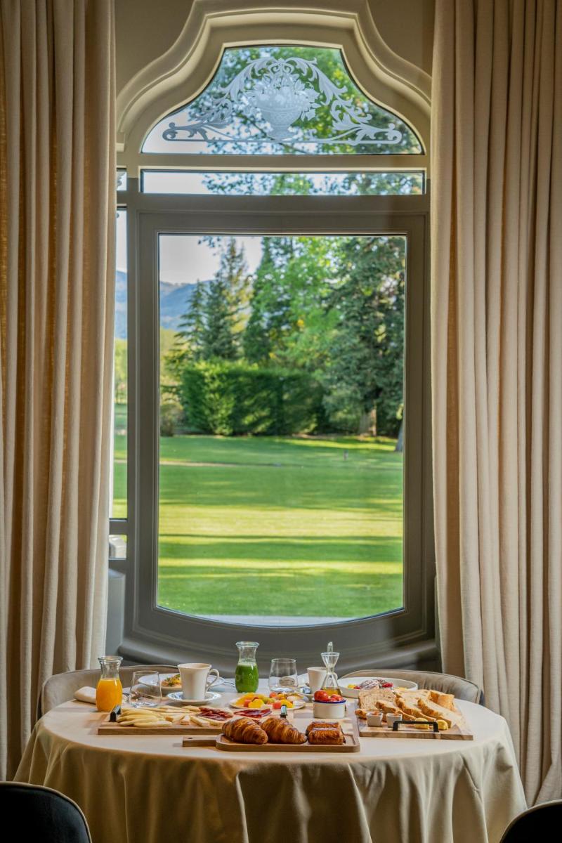 Comida en o cerca de este hotel
