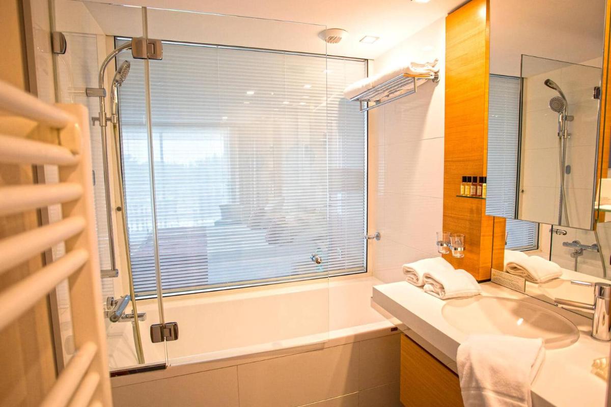 Salle de bains dans l'établissement Le Churchill Hôtel & Spa