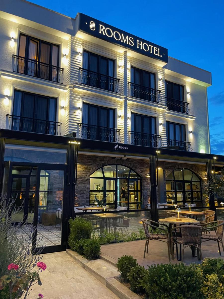 8 Rooms Hotel - Housity