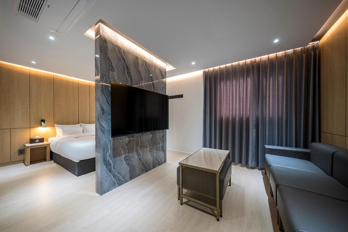 Brown Dot Hotel Pyeonghwa plaza - Housity
