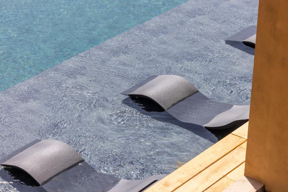 Piscine de l'établissement Les Regalia Hôtel & Spa ou située à proximité