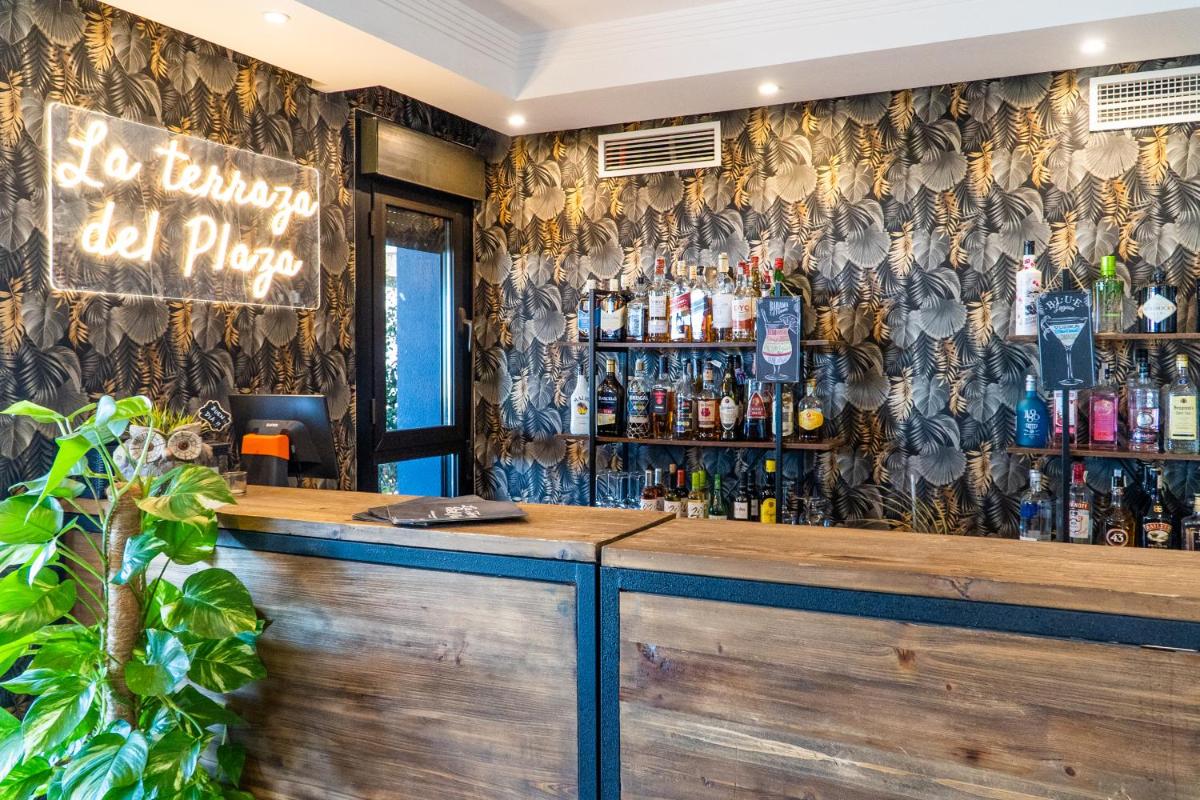 El salón o zona de bar de Hotel Spa Cádiz Plaza