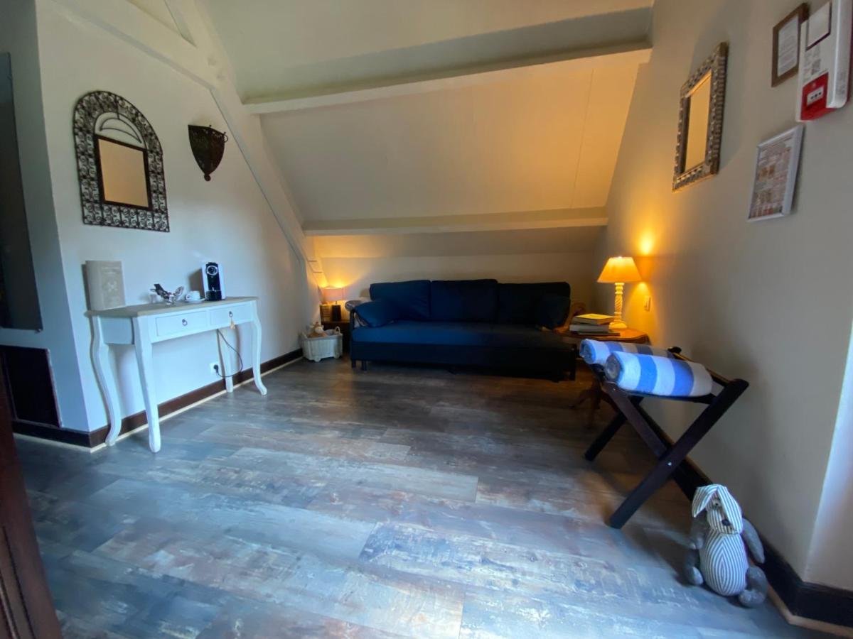 Coin salon dans l'établissement Les Moulins Du Duc ÉCOLODGE