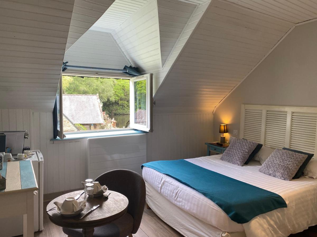 une chambre avec un lit, une fenêtre et une table dans l'établissement Les Moulins Du Duc ÉCOLODGE, à Moëlan-sur-Mer 114 autres photos