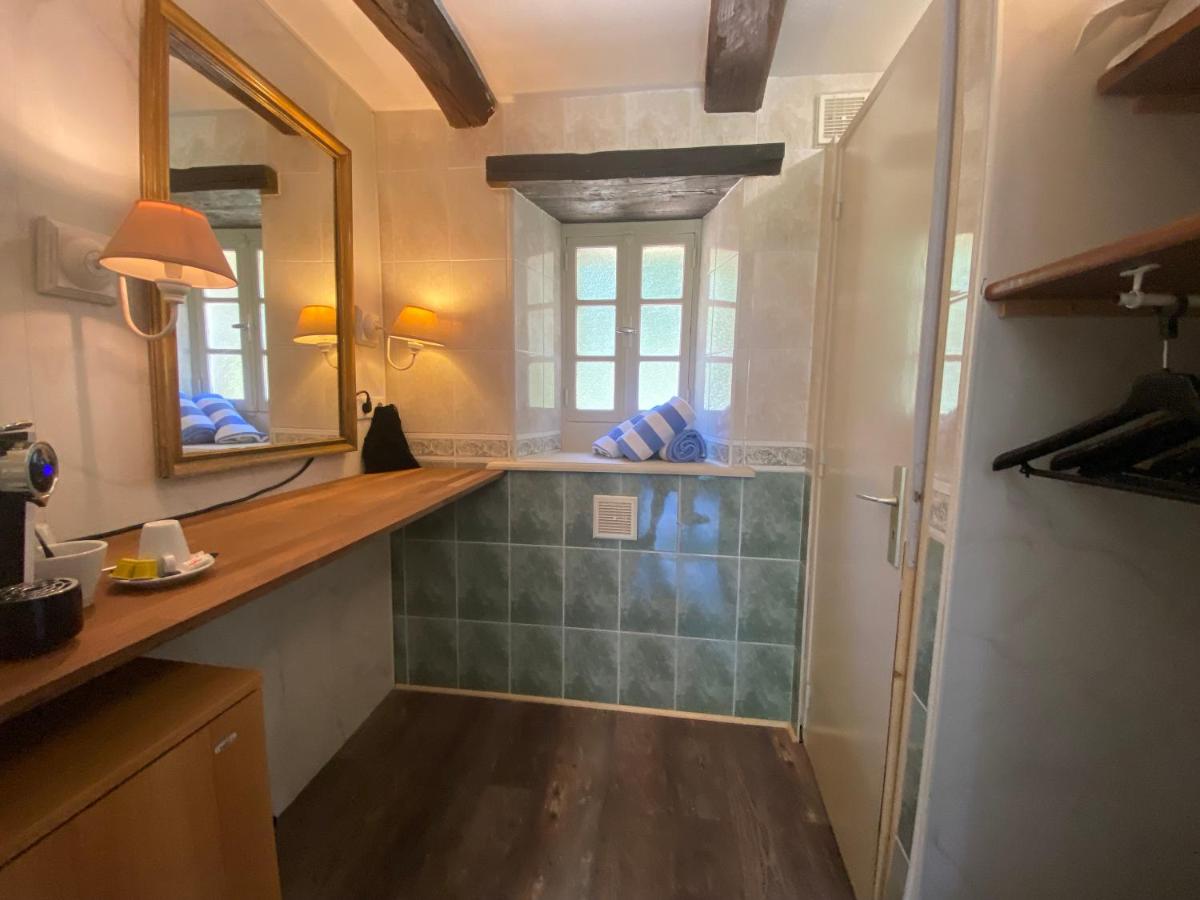 La salle de bains est pourvue d'une douche, d'une coiffeuse et d'un miroir. dans l'établissement Les Moulins Du Duc ÉCOLODGE, à Moëlan-sur-Mer