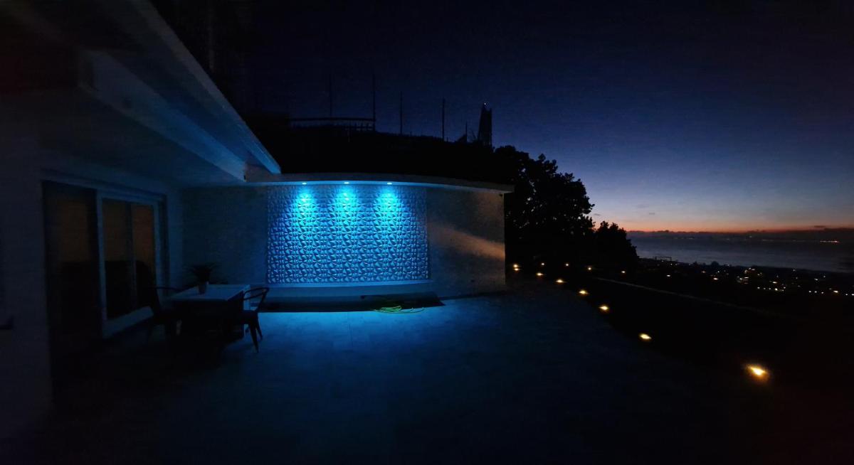 En Suite Bedroom Blue Moon - Housity