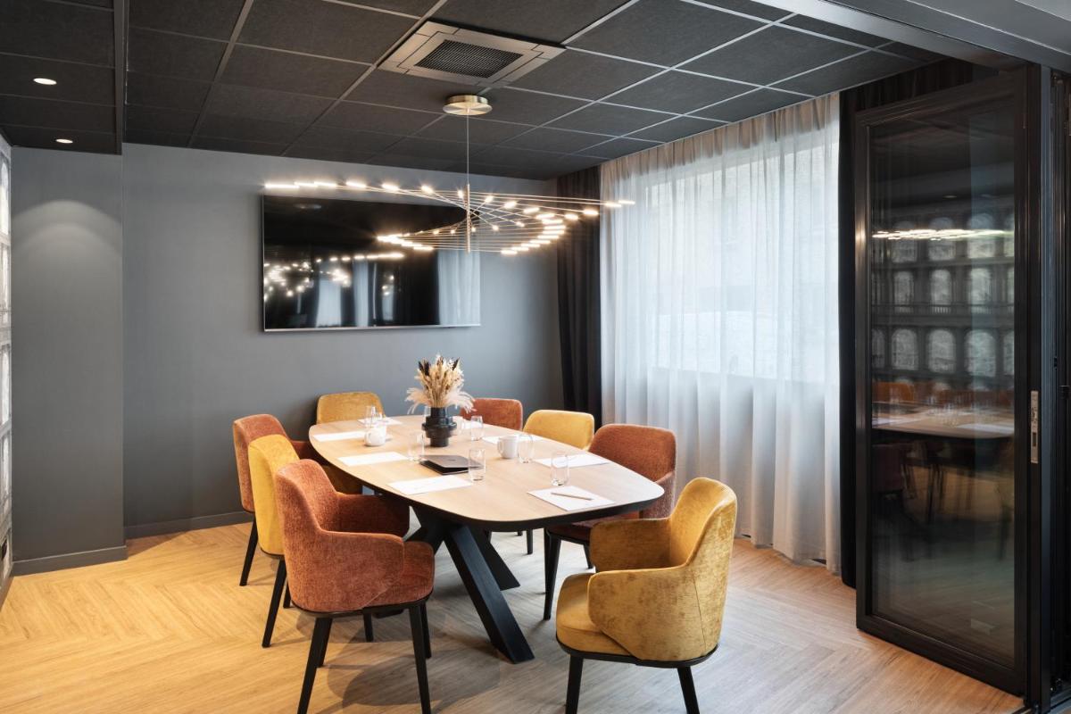 Télévision ou salle de divertissement dans l'établissement Hôtel & Spa Le Maury, Vannes, The Originals Boutique