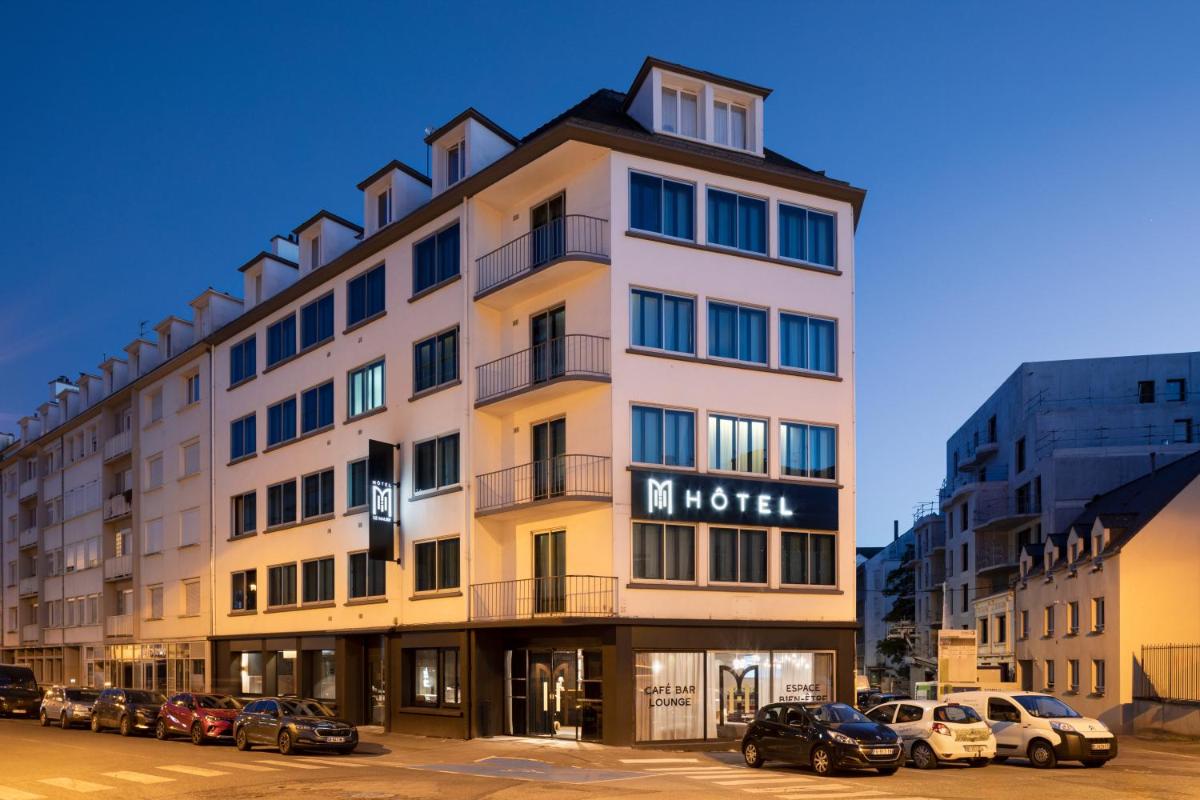 un hôtel avec des voitures garées sur un parking dans l'établissement Hôtel & Spa Le Maury, Vannes, The Originals Boutique, à Vannes