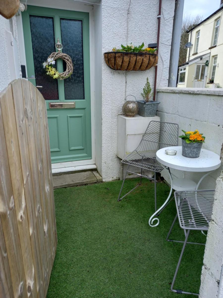 White House Cottage. Dogs welcome. Entire house. - Housity