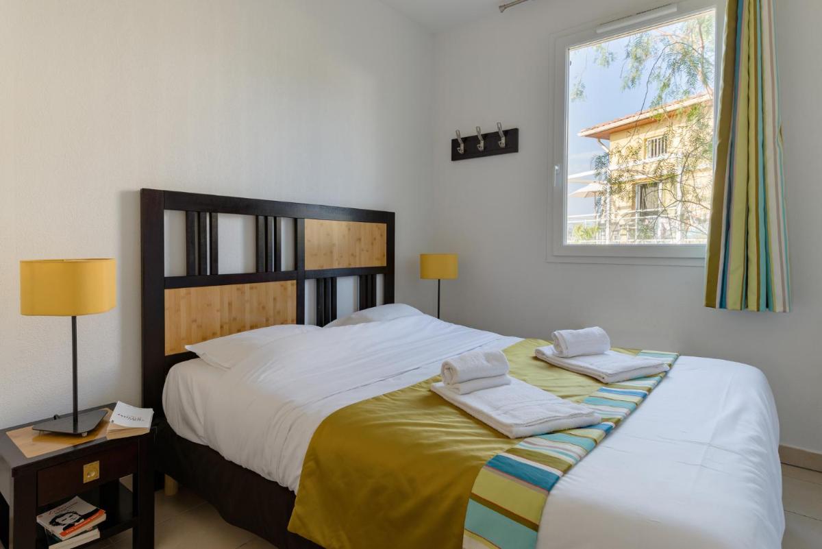 une chambre avec un lit avec deux serviettes dessus dans l'établissement Lagrange Vacances Les Terrasses des Embiez, à Six-Fours-les-Plages