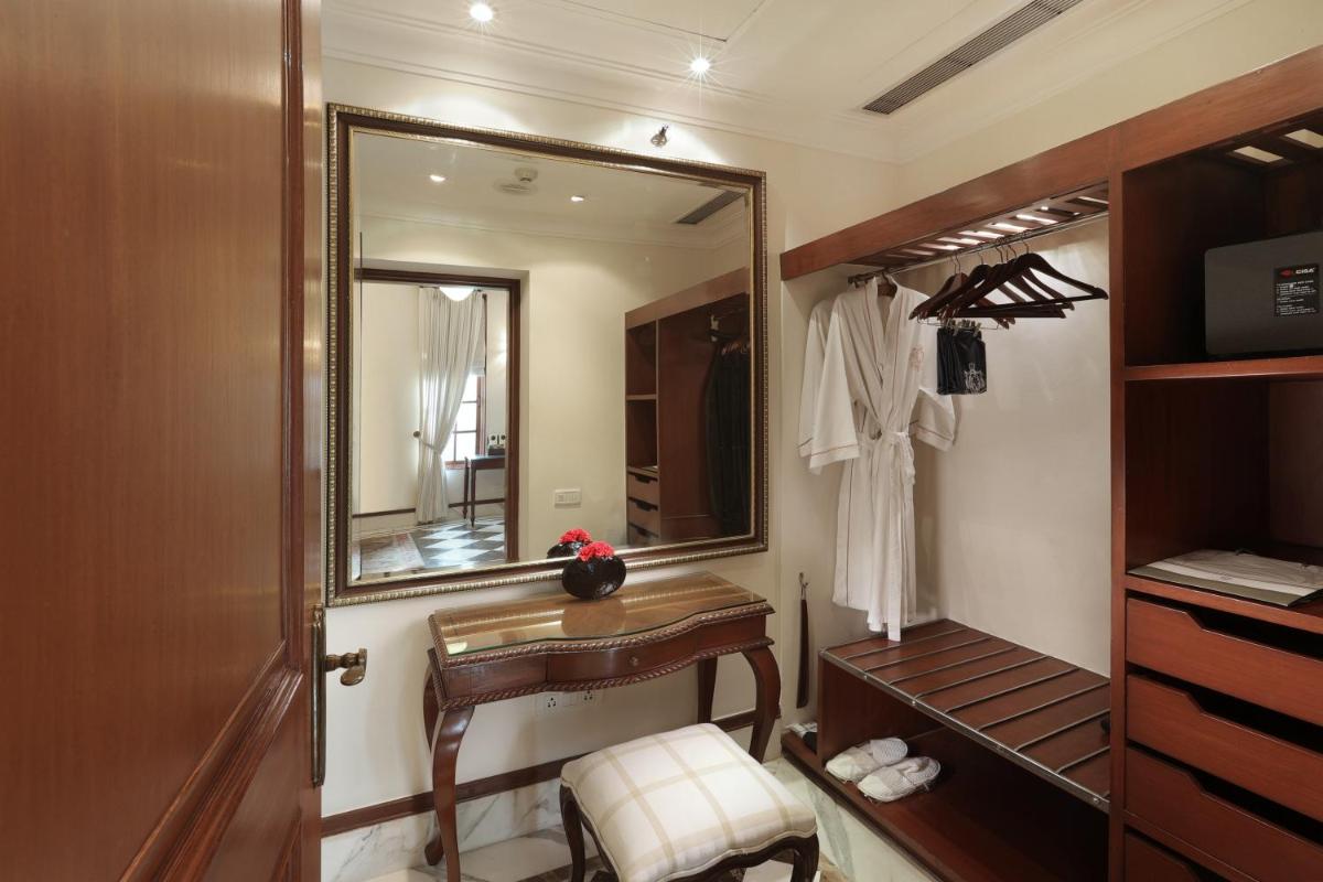 a dressing room with a mirror and a dressing table at The Imperial, New Delhi in New Delhi a dressing room with a mirror and a dressing table at The Imperial, New Delhi in New Delhi