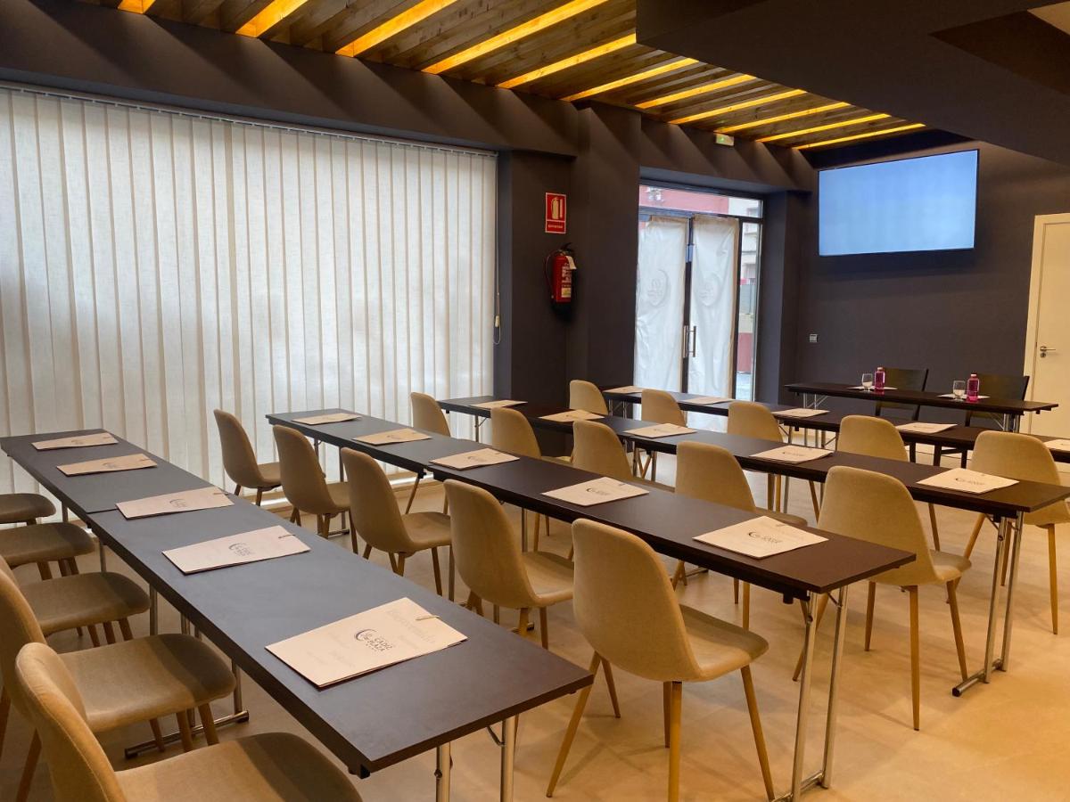 Un restaurante o sitio para comer en Hotel Spa Cádiz Plaza