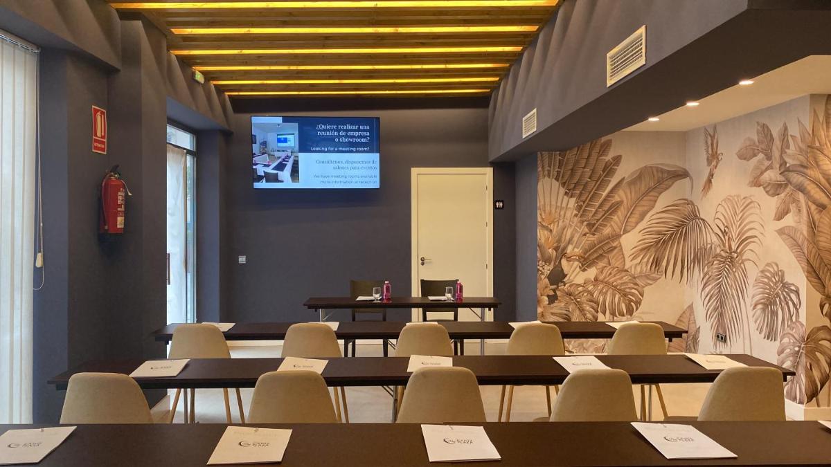 Una televisión o centro de entretenimiento en Hotel Spa Cádiz Plaza