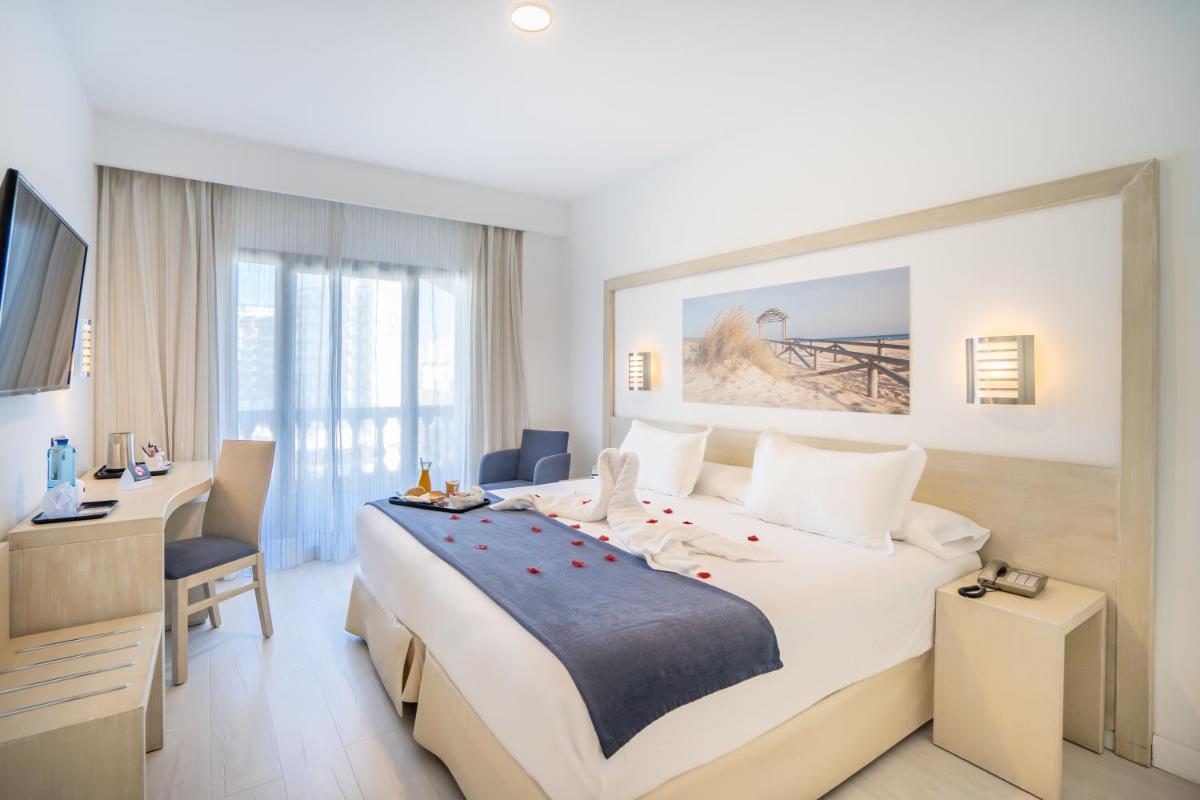 Una televisión o centro de entretenimiento en Hotel Spa Cádiz Plaza